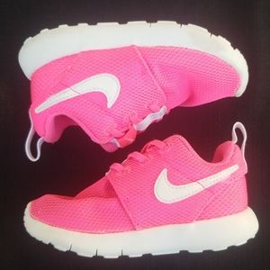 Girls Nike Roshe Run in Pink